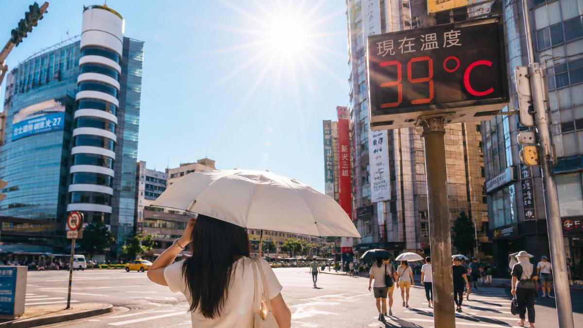 玉井飆39.7度,台灣極端高溫加劇,氣象署擬納入災害天氣。(示意圖/AI)