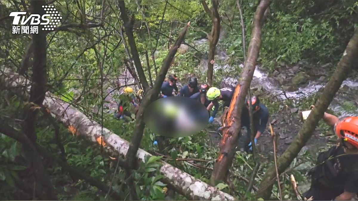 誤認乾溪溝是蝴蝶谷瀑布！4人停留拍照　下秒遭巨石砸中身亡。(圖／TVBS)