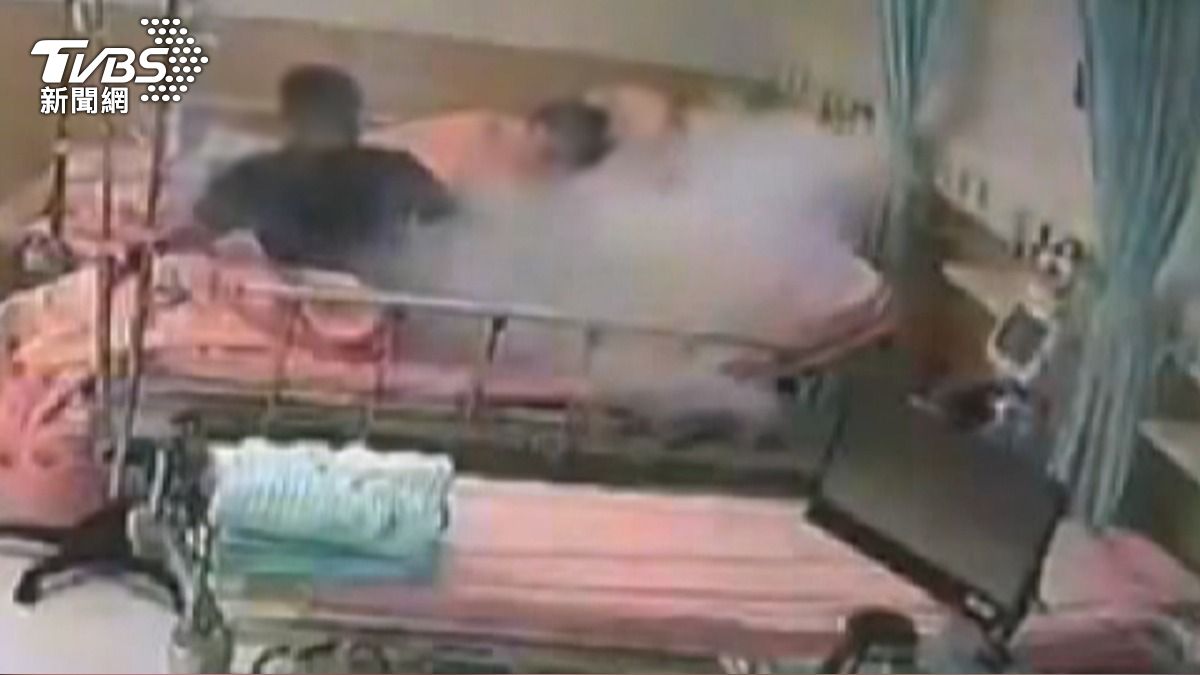 急診室躺床滑手機「行動電源突自燃」　男嚇傻愣原地畫面曝。(圖／TVBS)