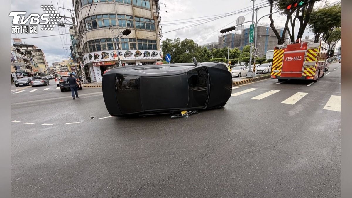 豐原轎車「切西瓜」猛撞分隔島翻車!駕駛毒測陽性。(圖/TVBS)