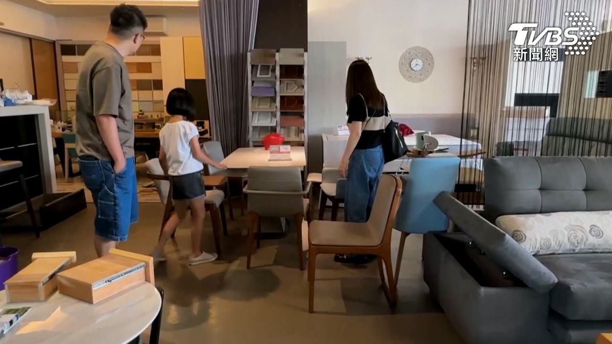 豪雨重創台南地區,淹水灌進一家家具行,整家店泡水讓業者無奈出清,價錢更打到骨折,訊息發在網路上瞬間引起顧客上門撿便宜(圖/TVBS)