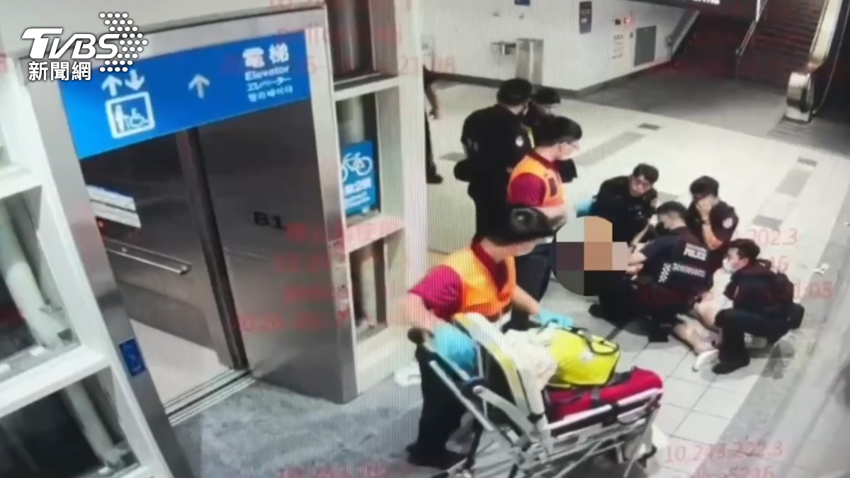 警噴辣椒水壓制管束。(圖/TVBS)