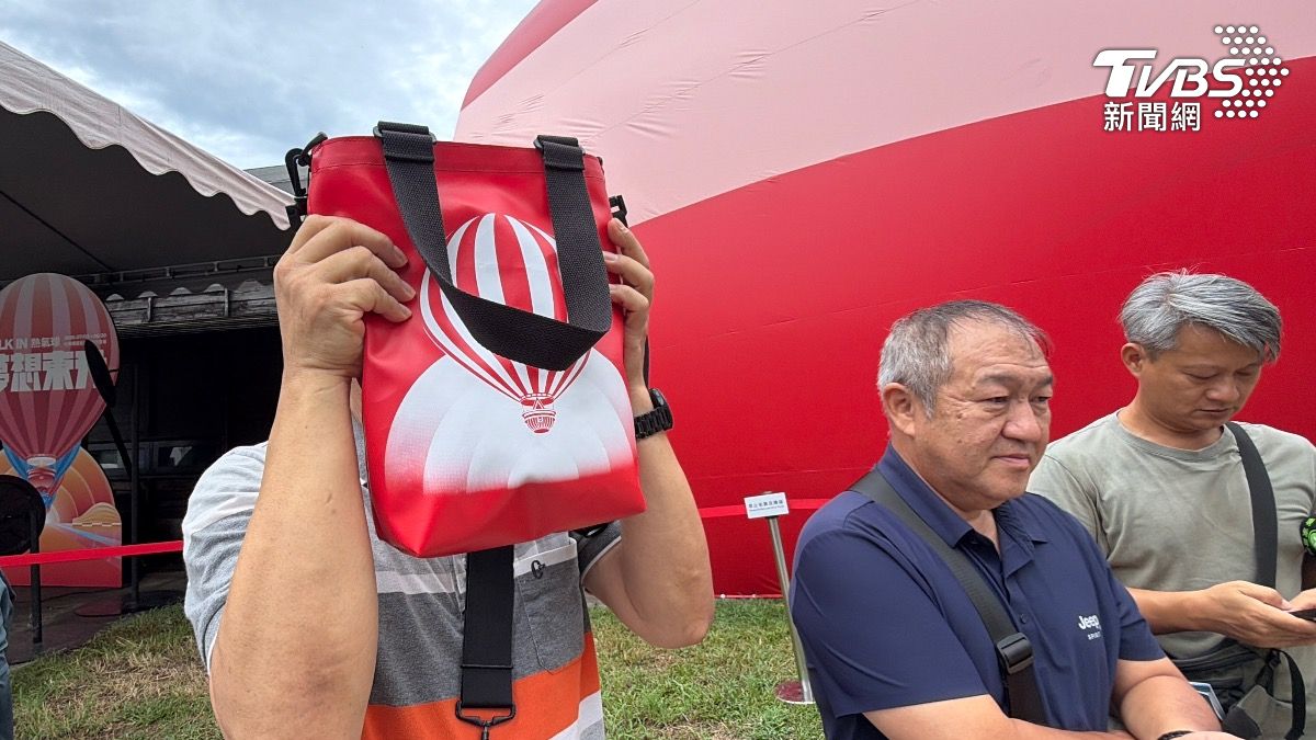 台東縣府將把熱氣球館的球皮作為托特包，限量販賣民眾做紀念。（圖／ TVBS）