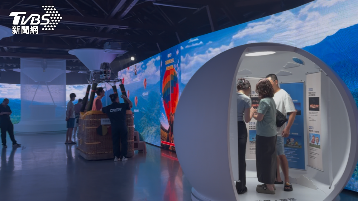 熱氣球館內有專業導覽，透過互動展示，民眾能模擬搭乘熱氣球的五感體驗。（圖／ TVBS）