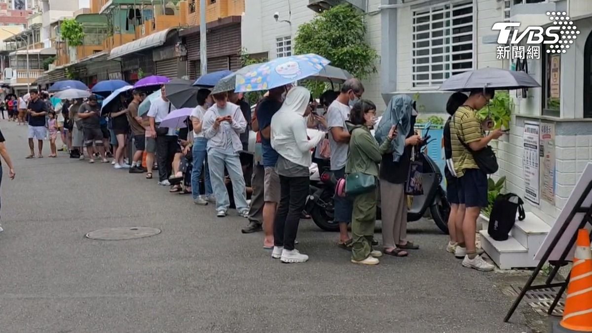 現場排隊人潮太踴躍,超過200公尺 全都聚集在小巷弄裡,一度還有警車來巡邏,週日下午就有350人排隊領號碼牌,等待挖寶(圖/TVBS)