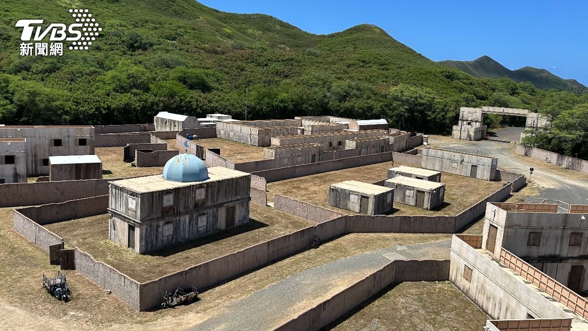 美軍打造高度逼真的城鎮戰訓場,1比1還原醫院、學校與市場等真實設施。(圖/TVBS)