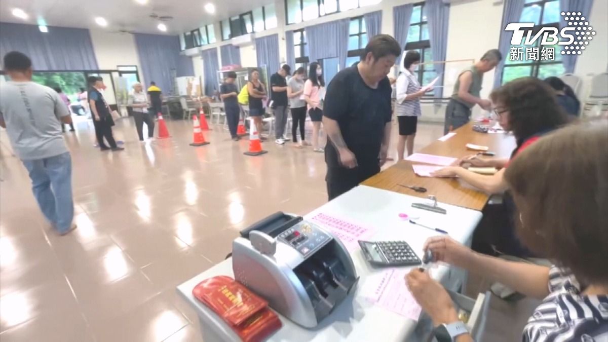 美光設廠挹注稅收!銅鑼鄉民爽領8500。(圖/TVBS)