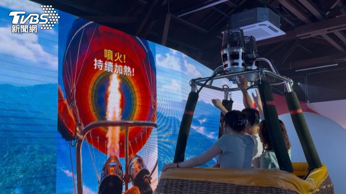 透過影像模擬，民眾可以學飛行員操作熱氣球，進一步了解熱氣球升空原理。（圖／TVBS）