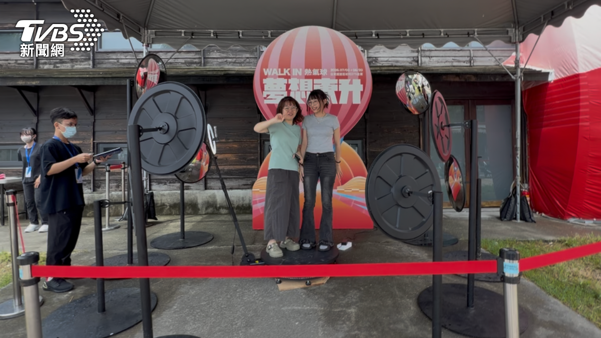 主題館現場互動結合線上社群，推出360°熱氣球拍照體驗。（圖／TVBS）