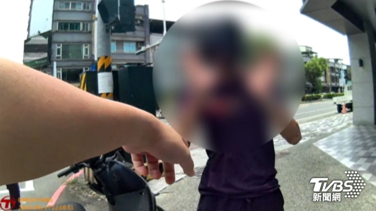 吸毒又酒駕!男逆向亮刀嗆聲,騎回頭巧遇警被逮。(圖/TVBS)