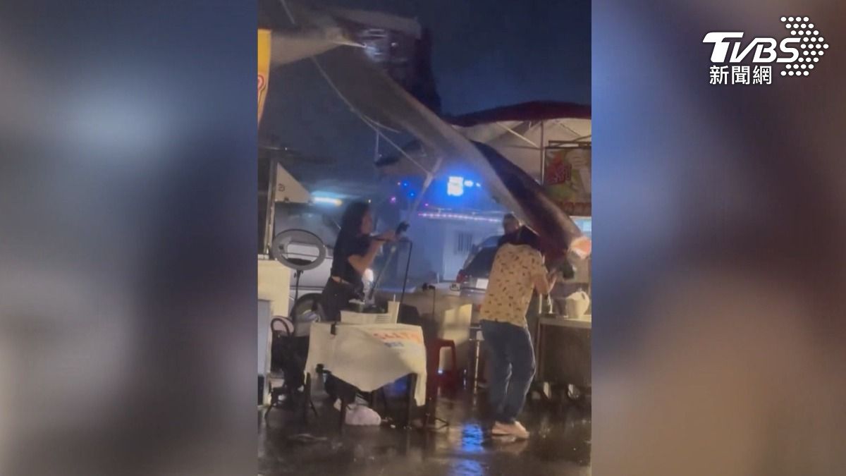 嘉義太保有攤商在夜市擺攤修眉,到晚上卻颳風又下雨,由於顧客早預約好了,幫忙修完眉後,突然一陣風吹來,傘砸中顧客後背(圖/翻攝Threads@huamu_salon)