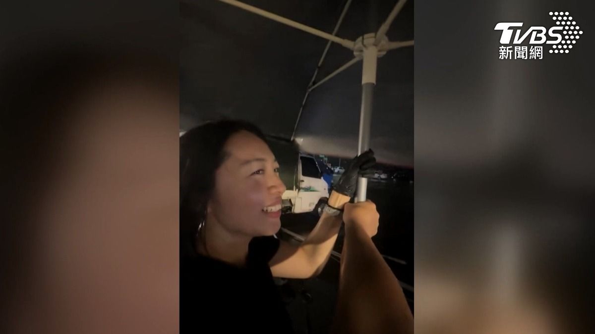 老闆娘是在嘉義太保的夜市擺攤修眉,晚上開始颳風下雨,根本沒地方躲,還差點翻桌,只好請隔壁攤幫忙(圖/翻攝Threads@huamu_salon)