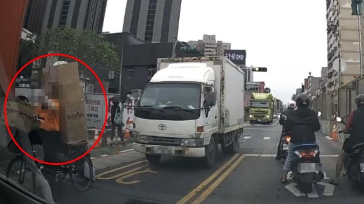 張男過去惡意擋車畫面。（圖／翻攝自臉書社團）