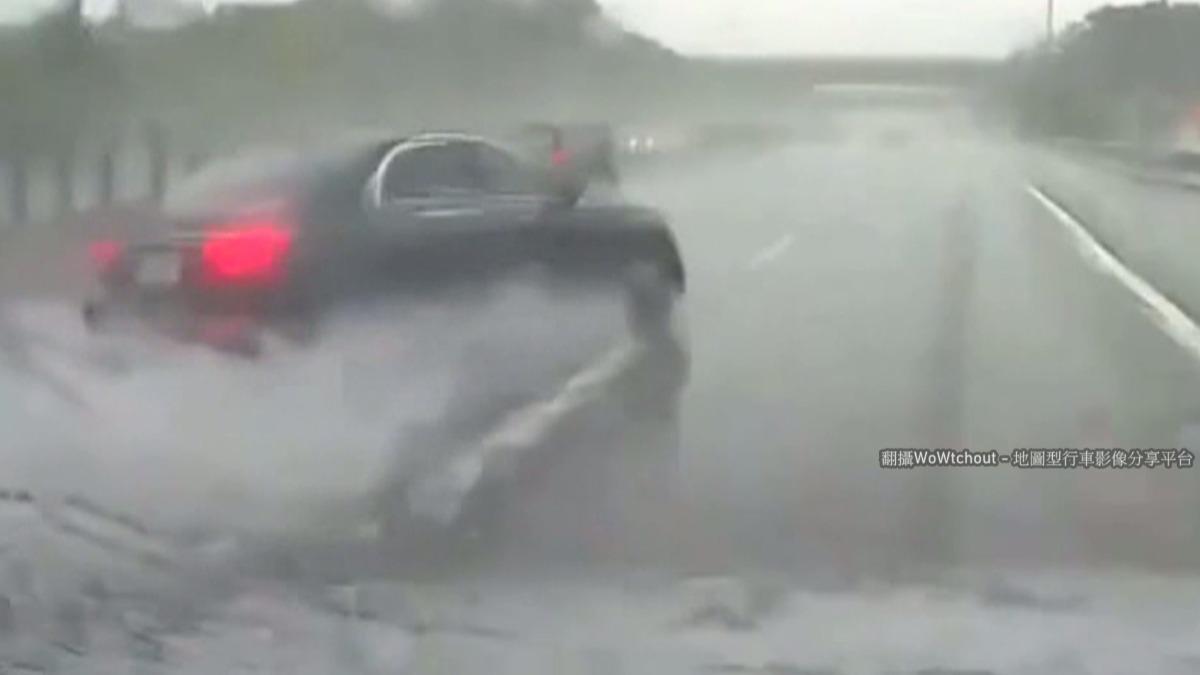 國道雨天驚見「神龍擺尾」!黑色轎車狂甩水花 目擊者嚇喊:要收驚。(圖/民眾提供)