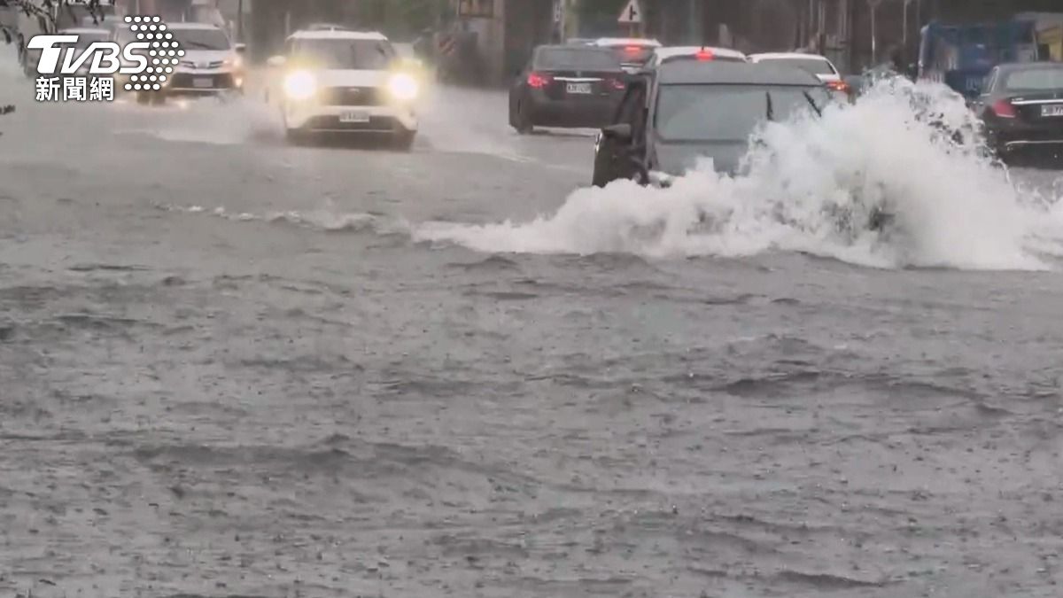 受到米克拉颱風影響，南部地區連日出現大雨，多處道路積水，不少車輛強行通過，導致不是車輛故障，就是車牌掉落現場（圖／TVBS）