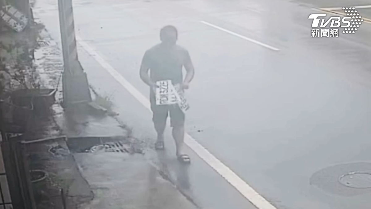 高雄旗山旗屏路上，附近民眾等到雨勢稍緩，積水稍退，路上巡視一趟，又撿回了三張車牌（圖／TVBS）