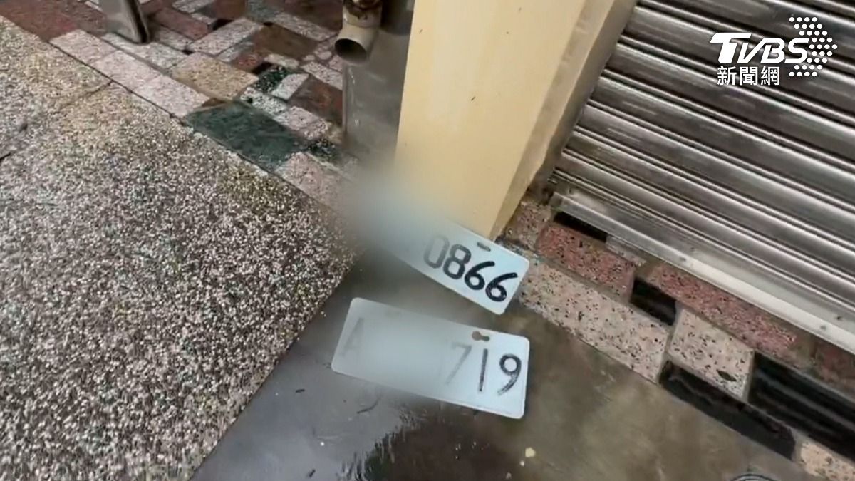 民眾撿到車牌沒人認領，清洗乾淨，決定交給警方，這時才有人發現自己的車牌不翼而飛（圖／TVBS）