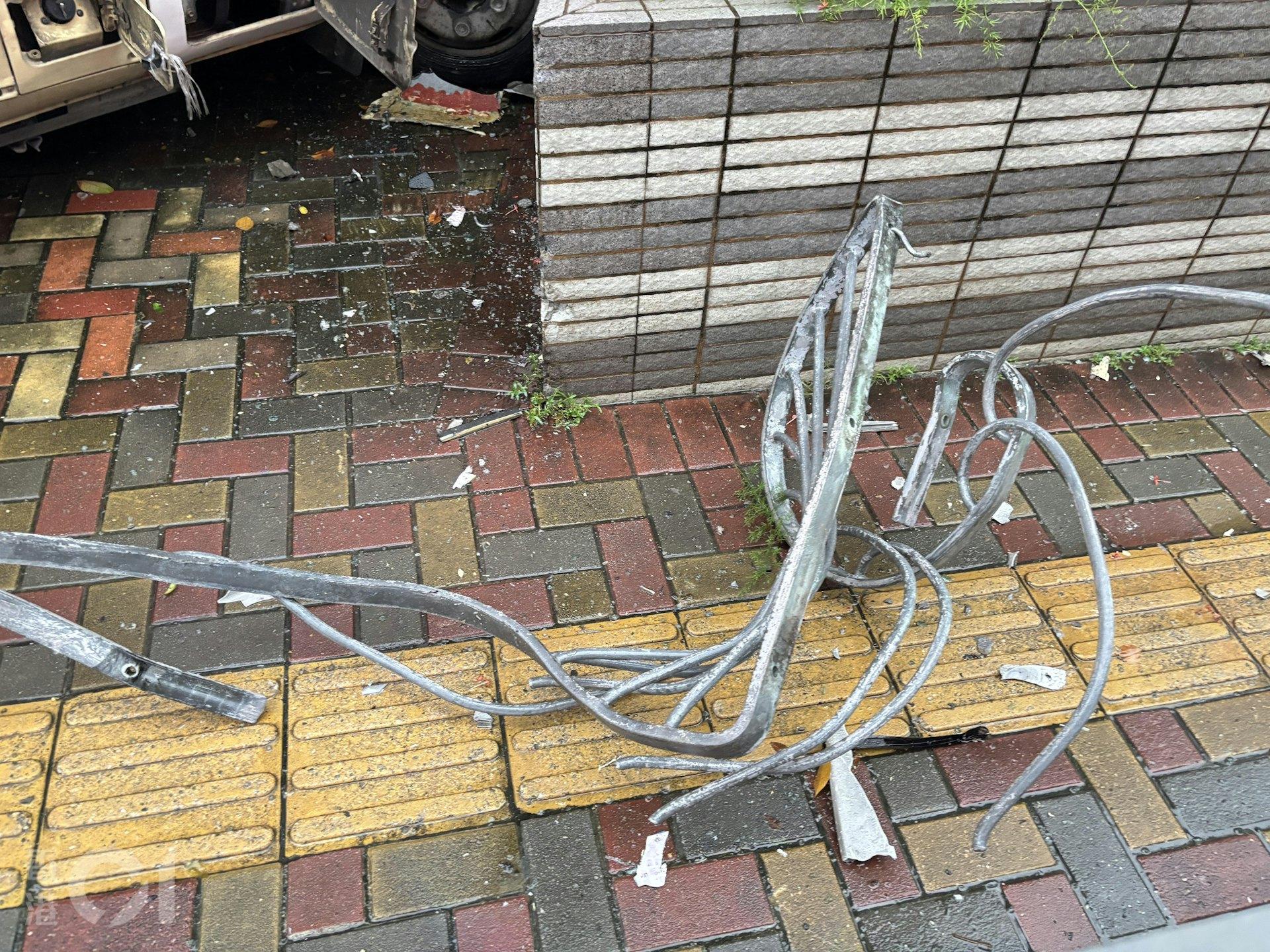 案發現場多處護欄被撞毀。（圖／香港01提供）