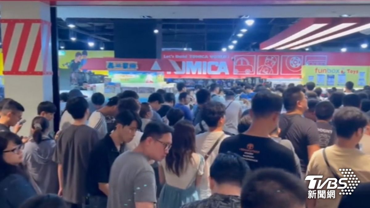 宜蘭百貨商場開賣熱門戰鬥陀螺，吸引近千名玩家一大早就來排隊。（圖／TVBS）