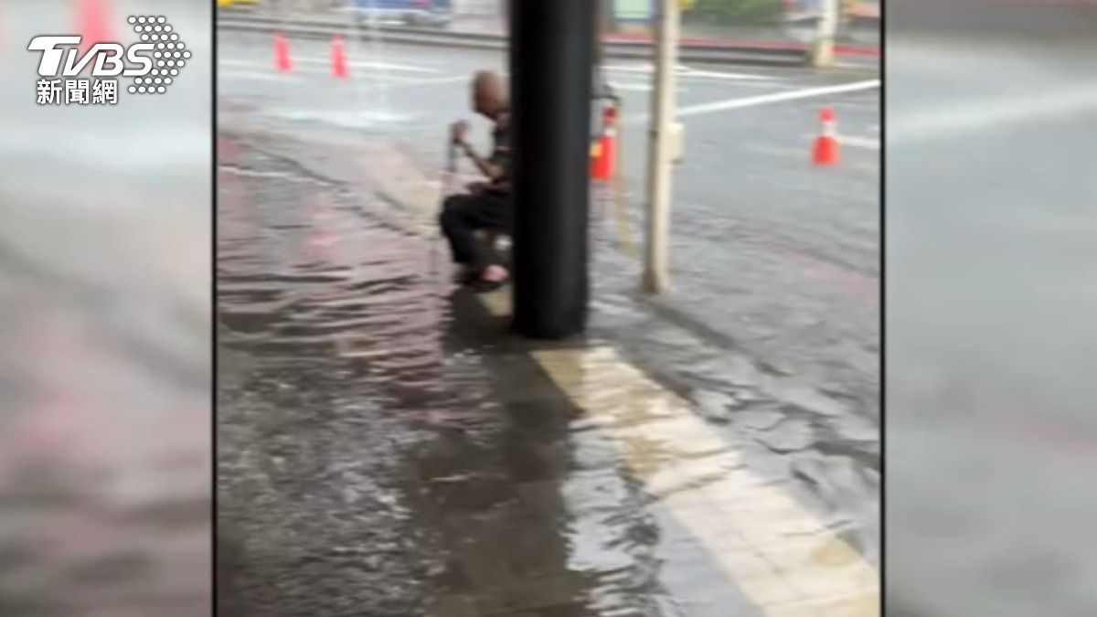 台北市內湖區２８日再度遭遇強降雨，大直捷運站周遭路段出現積淹水情形。（圖／ＴＶＢＳ）