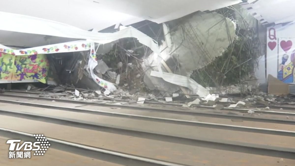 圓山保齡球館晚間遭巨石砸穿。(圖/江明翰攝)