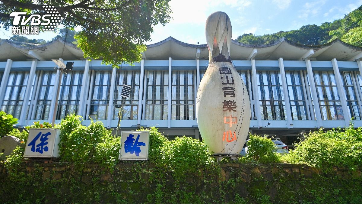 昨日坍方後警方就已封鎖球館周邊及一旁登山口。（圖／胡瑞麒攝）