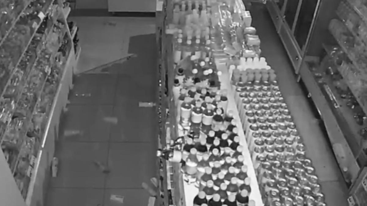 四川超市劇烈搖晃, 貨架上商品掉落。(圖/微博)