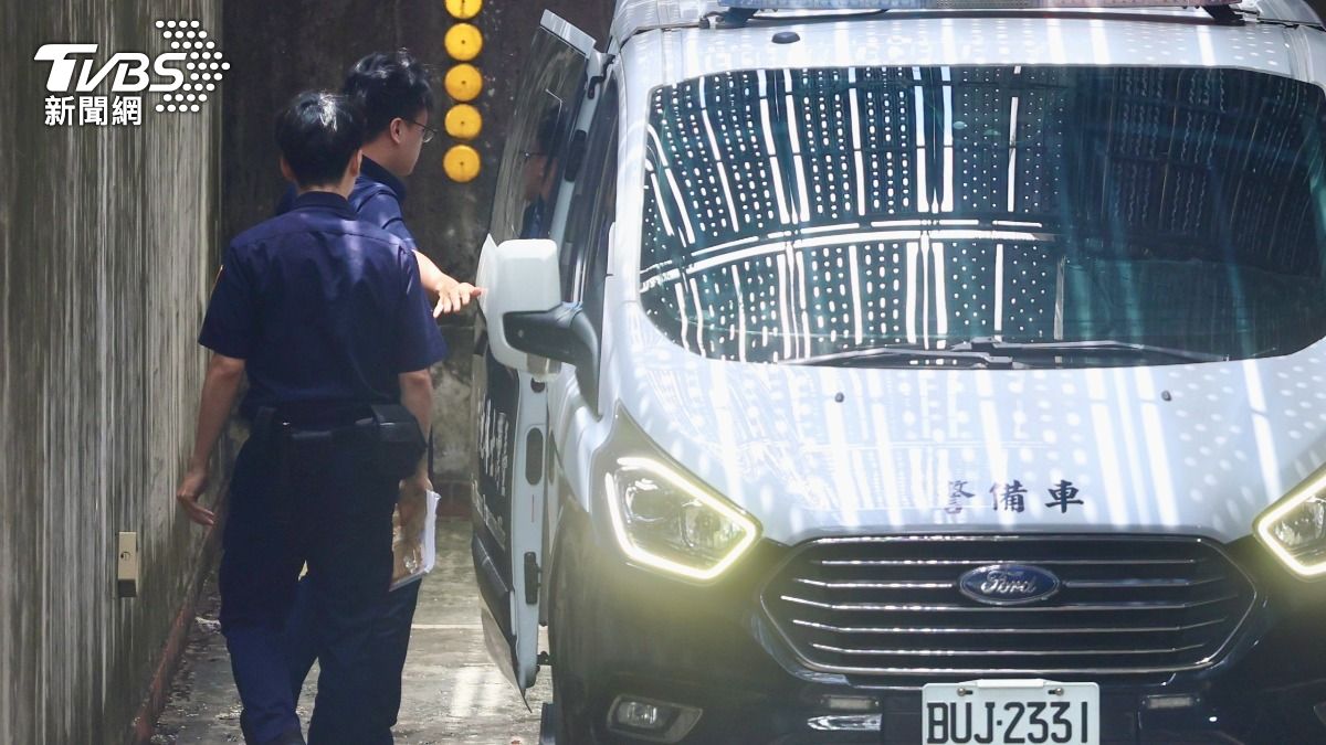 孫安佐收押逾一個月遭起訴，移審士林地院時從後車廂下車。（圖／華子琛攝）