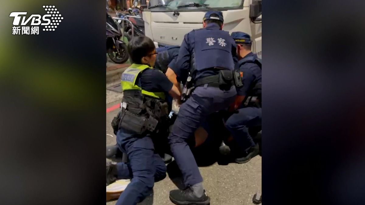 警方獲報後迅速趕抵現場，但43歲陳姓男子仍在街上咆哮，不願配合員警處理，情緒過於激動，最終遭壓制上銬。（圖／TVBS）