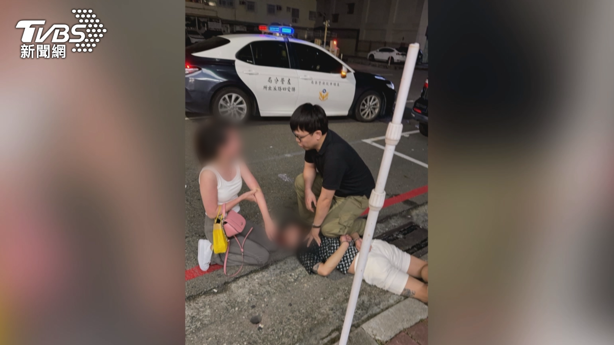 另一名42歲陳姓男子同樣酒醉失控，不僅對員警叫罵，還出現衝撞警方的行為，一名女性友人甚至下跪痛哭，整群人因酒醉行為十分脫序。（圖／TVBS）
