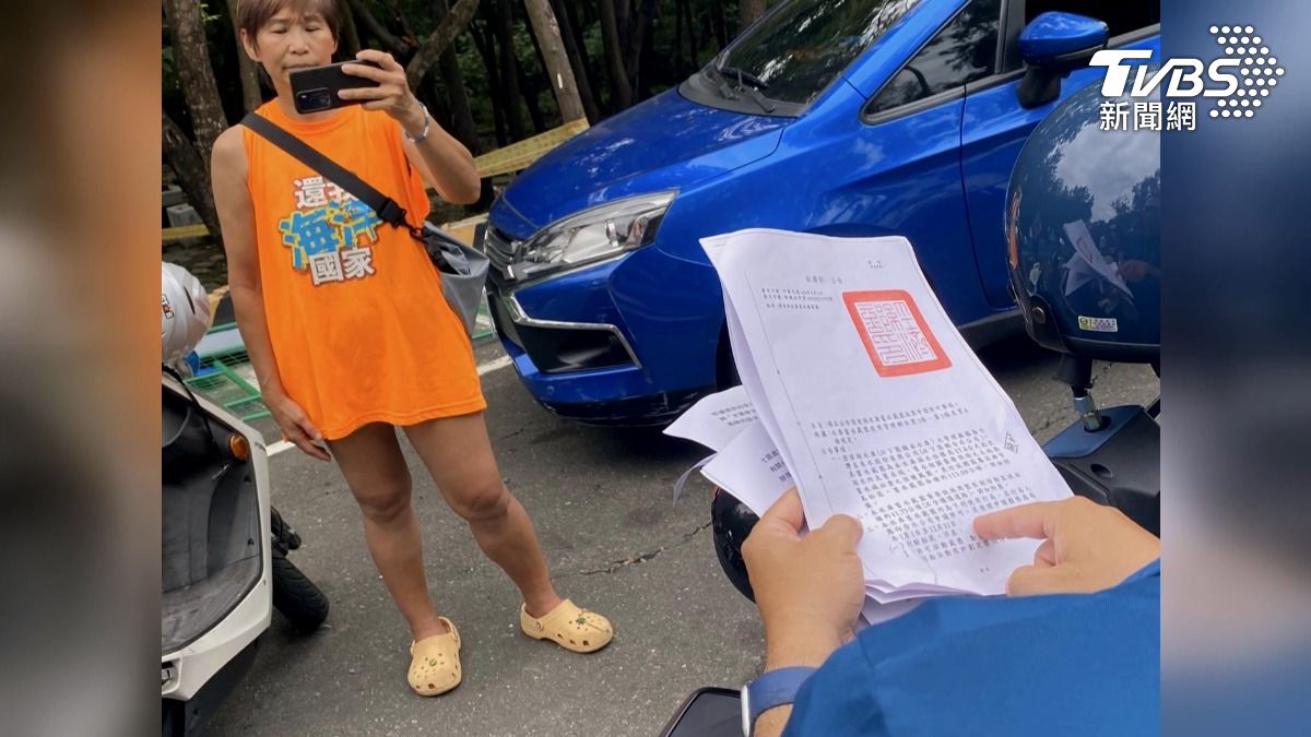 開水nana表示，如果本來就不能划船，為何會有申請的問題，現場告示民眾到底看得懂還是看不懂。（圖／台灣開放水域聯盟提供）