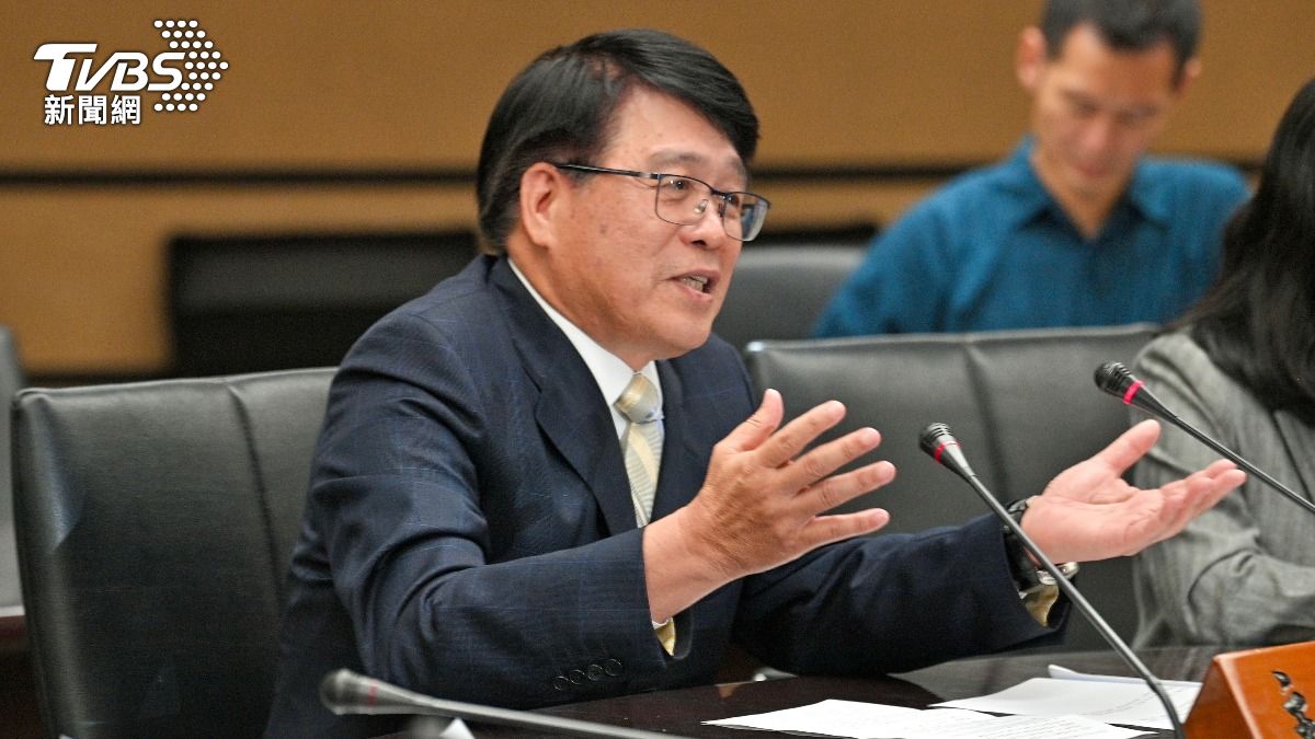 中選會主委游盈隆今日針對年底公投案直言「一個恰恰好、兩個有點多、三個受不了」。（圖／胡瑞麒攝）