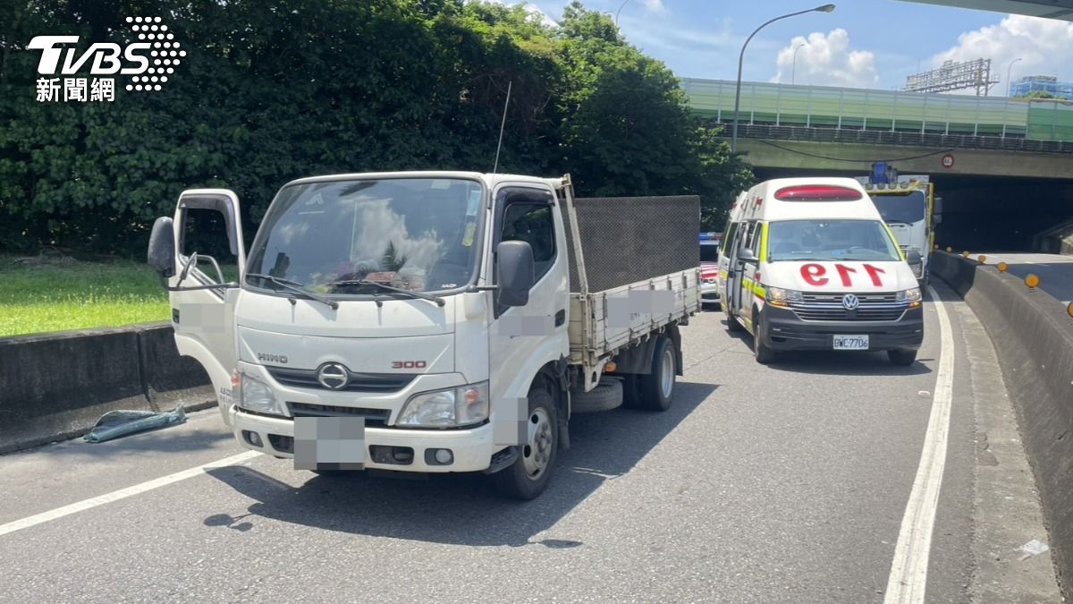 貨車駕駛疑似身體不適，行駛途中突然失去意識，警消到場救援。（圖／TVBS）
