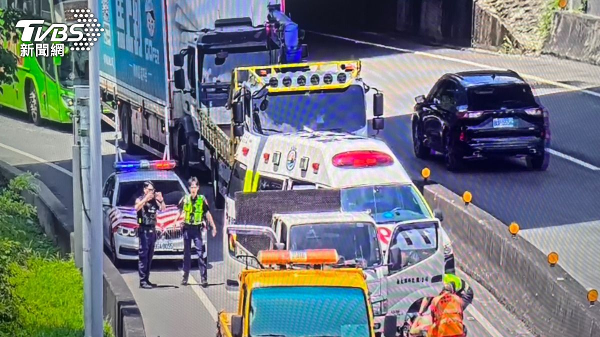 貨車駕駛疑似身體不適，行駛途中突然失去意識，整輛車停在匝道口。（圖／TVBS）