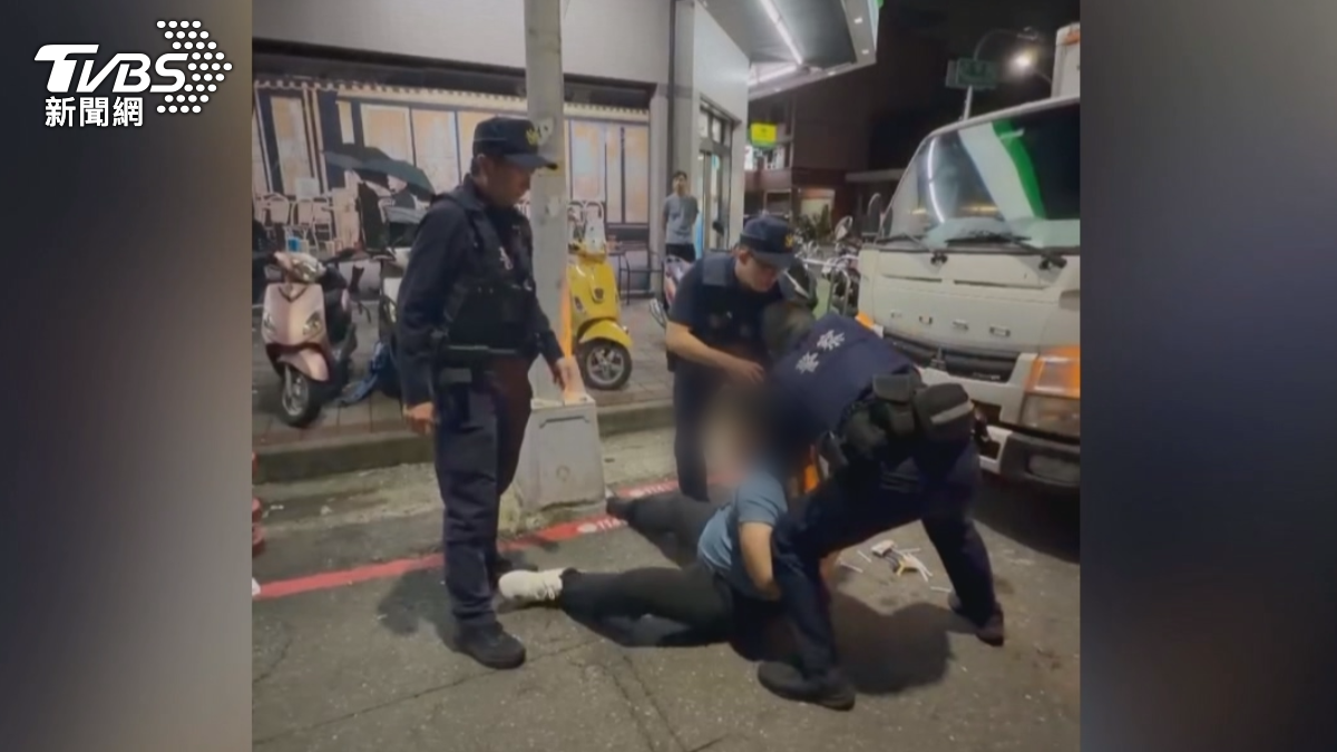 高雄左營這起酒後衝突，43歲陳姓男子出面指控，警方到場處理時不但執法過當，警方出示密錄器畫面還原現場反擊。（圖／TVBS）
