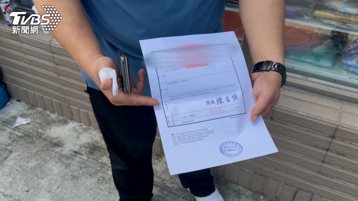 陳姓男子指出，自己額頭及手臂有挫傷，到醫院檢查後才發現手指骨裂。（圖／TVBS）