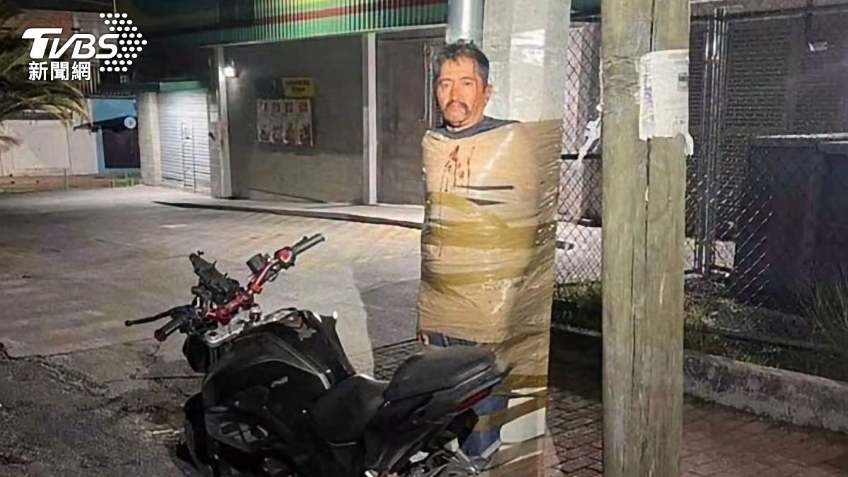 偷車賊遭墨西哥私刑者綑綁。(X /@LuisCardenasMx)