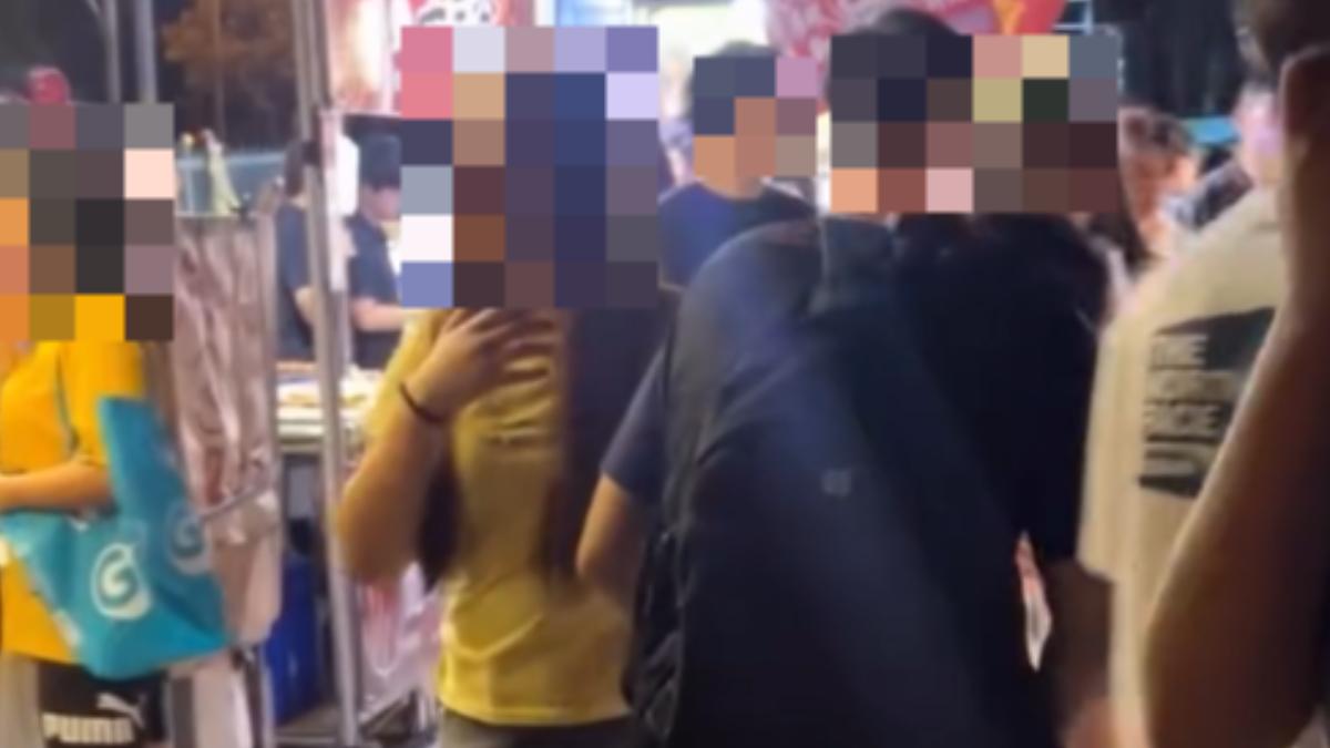男子不斷用手肘蹭向一旁女性的胸部,民眾見狀連忙報警。(圖/翻攝 Threads@_yu74____)