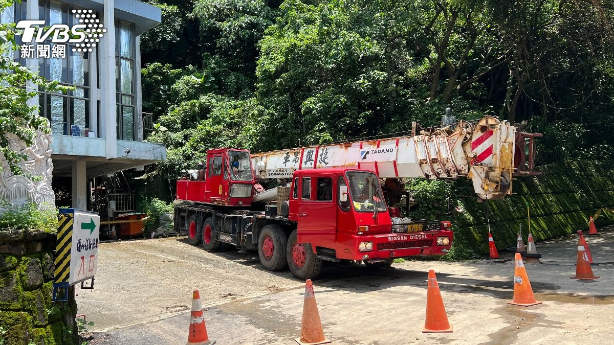 圓山保齡球館慘況曝!大型吊車進場 將「空吊」怪手搶修