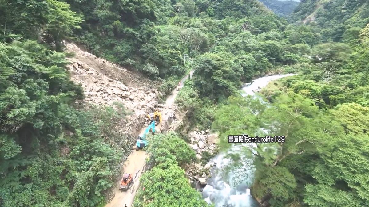 空拍直擊山坡「整片滑落」!巨人之手道路坍方 遊客慕名撲空嘆好遠。(圖/endurolife129)