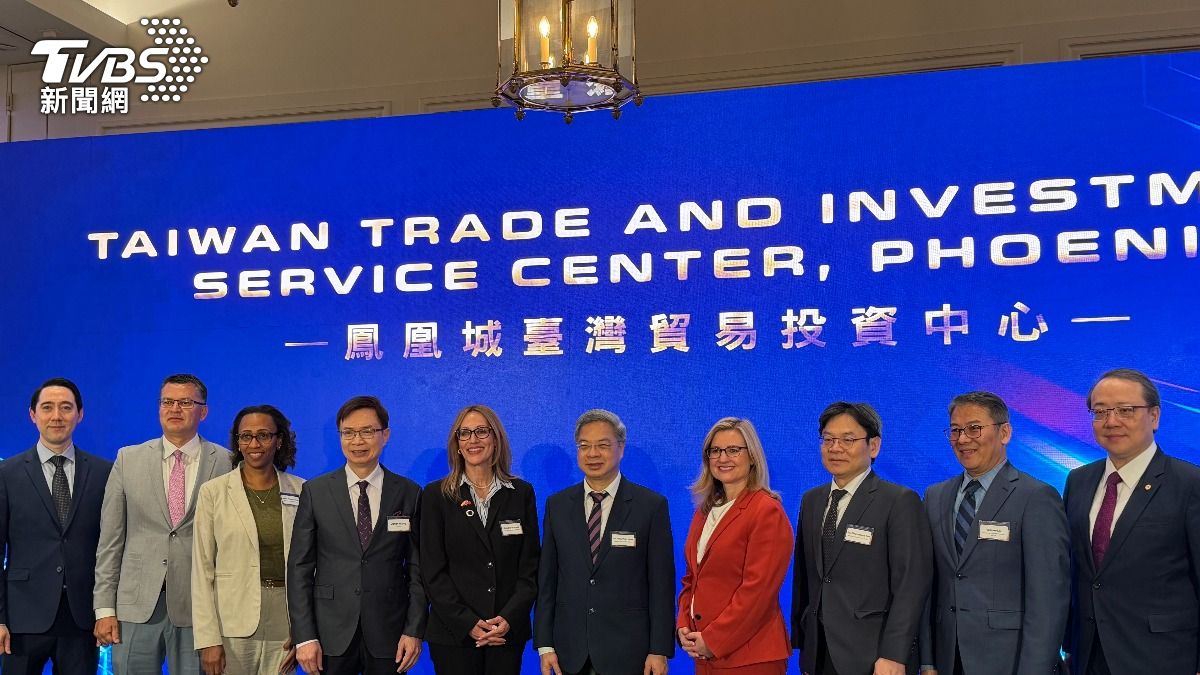 台美官員慶祝鳳凰城台灣貿易投資中心成立,亞利桑那州商務廳總裁華森(左五),鳳凰城市長蓋蕾歌(右四),經濟部長龔明鑫(右五)。(圖/粘祐誠攝)