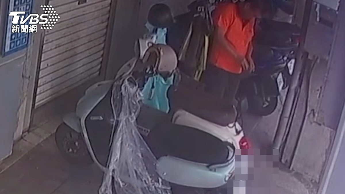 男子如似開盲盒般,一掰開機車置物箱就摸走受害人皮包,隨後迅速低頭抽取現金。(圖/網友提供)
