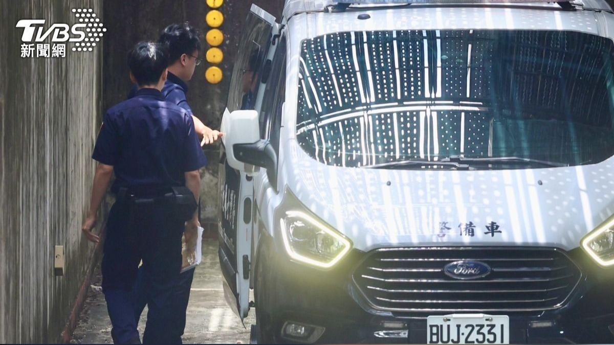 孫安佐收押逾一個月遭起訴,移審士林地院時從後車廂下車。(圖/華子琛攝)