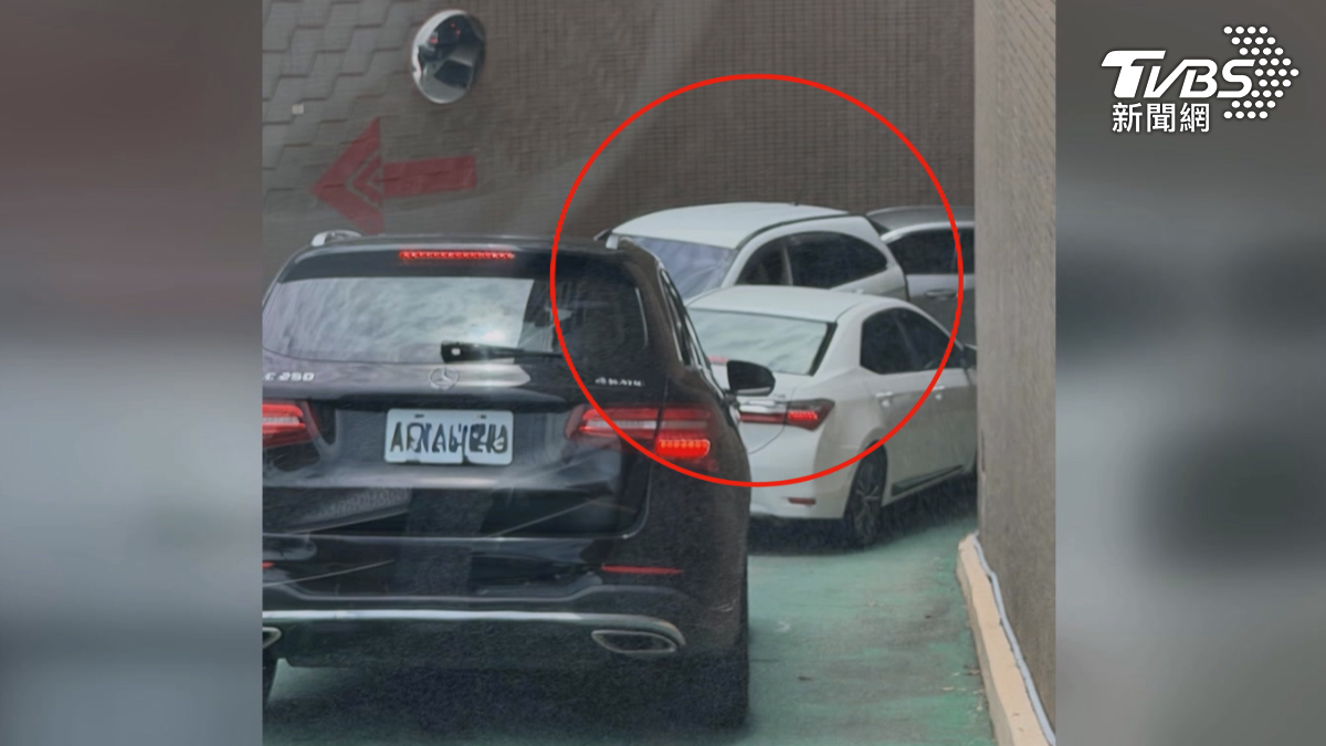 高醫地下停車場出口，白色休旅車在地下室出口突然無預警倒車，直接撞到後方兩輛車子，開回路面時，又撞上分隔島，一度嚇壞附近民眾（圖／翻攝Threads＠t.908_）