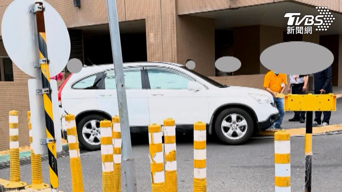 倒車撞到後方車輛以後，休旅車駕駛，一度急著要移動車子，沒想到到了出口處，又撞上了分隔島（圖／翻攝Threads＠babyface.20317）