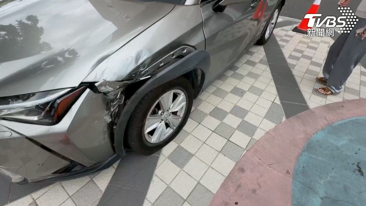 被撞車主許先生表示，當時眼睜睜看著對方的車子一直往下滑過來，直到車子被撞上（圖／TVBS）