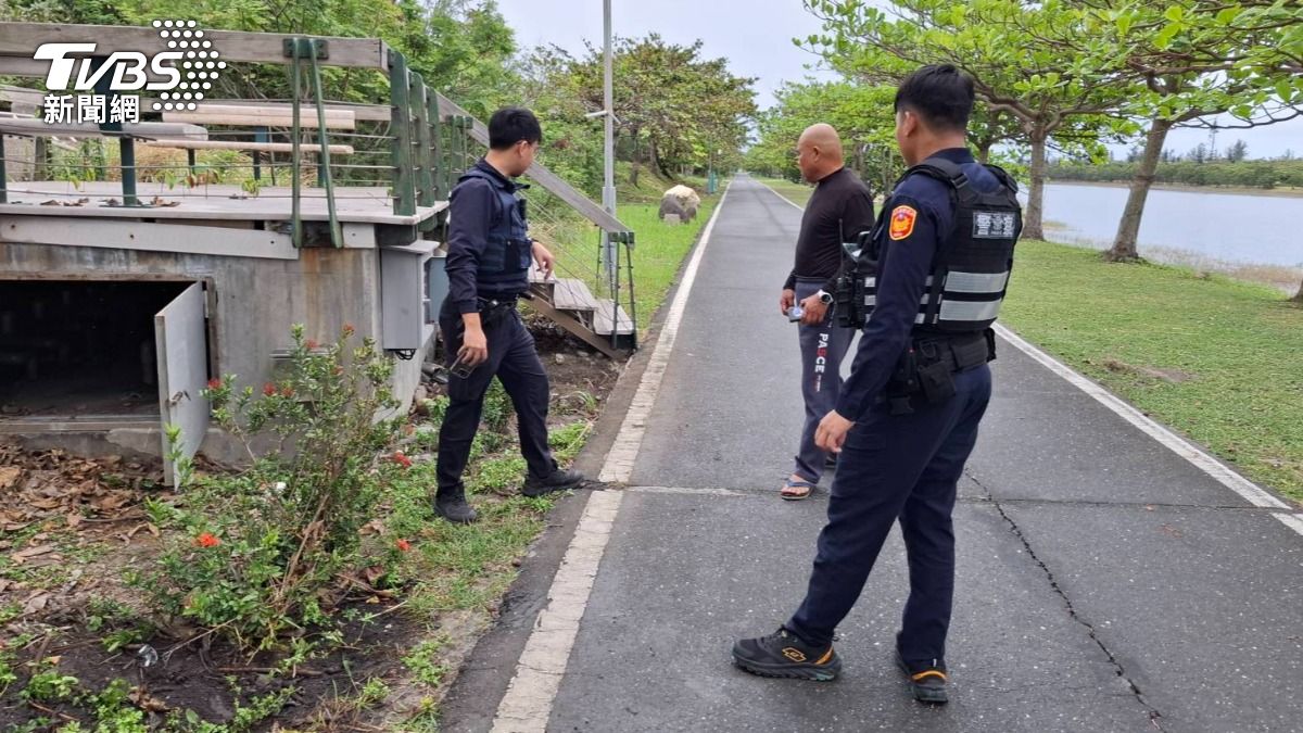 警方前往活水湖查看案發現場,發現地面管線遭硬生生扯斷。(圖/TVBS)