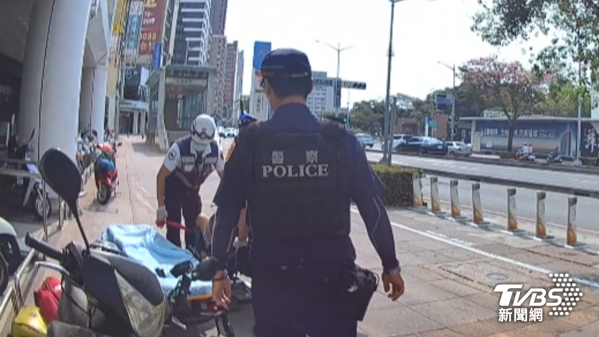 員警見狀立即接手急救。(圖/TVBS)
