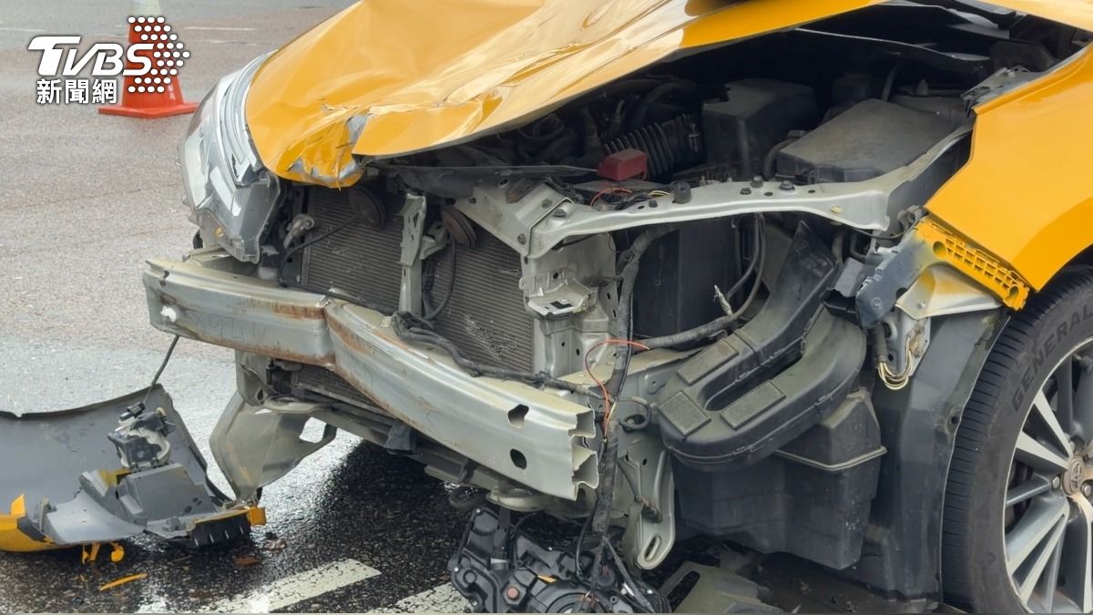 計程車車頭嚴重潰縮變形。（圖／程子奕攝）