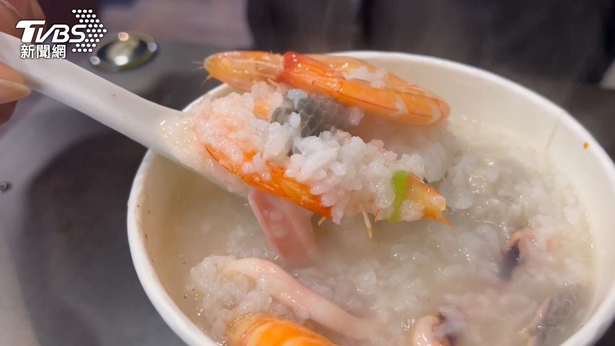 實測購買相同價位其他店家販賣的海鮮粥做為比較(圖/TVBS)